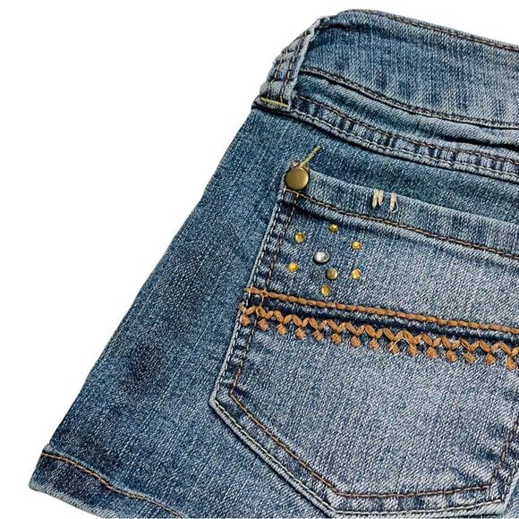 10/$25🦋 Truce Medium Wash Low Rise Denim Shorts - Size 5 - Picture 5 of 11